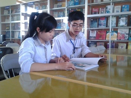 Em Nguyễn Hùng Sinh, học sinh lớp 11 chuyên Sử, Trường THPT chuyên Quảng Bình, người đã viết tâm thư đang chỉ cho bạn học những thông tin về Đại tướng Võ Nguyên Giáp